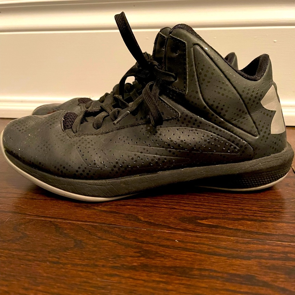 Under Armour Basketball Shoes size 6Y